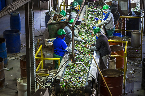 Garrafas de vidro separadas para reciclagem